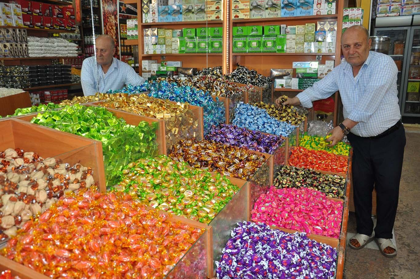 Rengârenk bayram şekerleri tezgâhları süslüyor Rengârenk bayram şekerleri tezgâhları süslüyor
